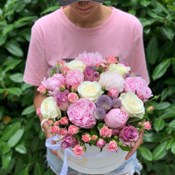 Пионы и розы в коробке "И целого мира мало"