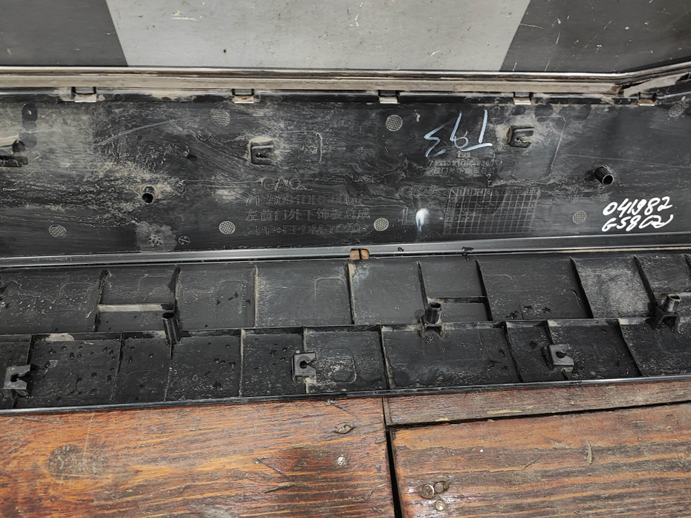 Накладка двери передней левой GAC GS8 2 21-нв Б/У Оригинал 7155091DRS0300