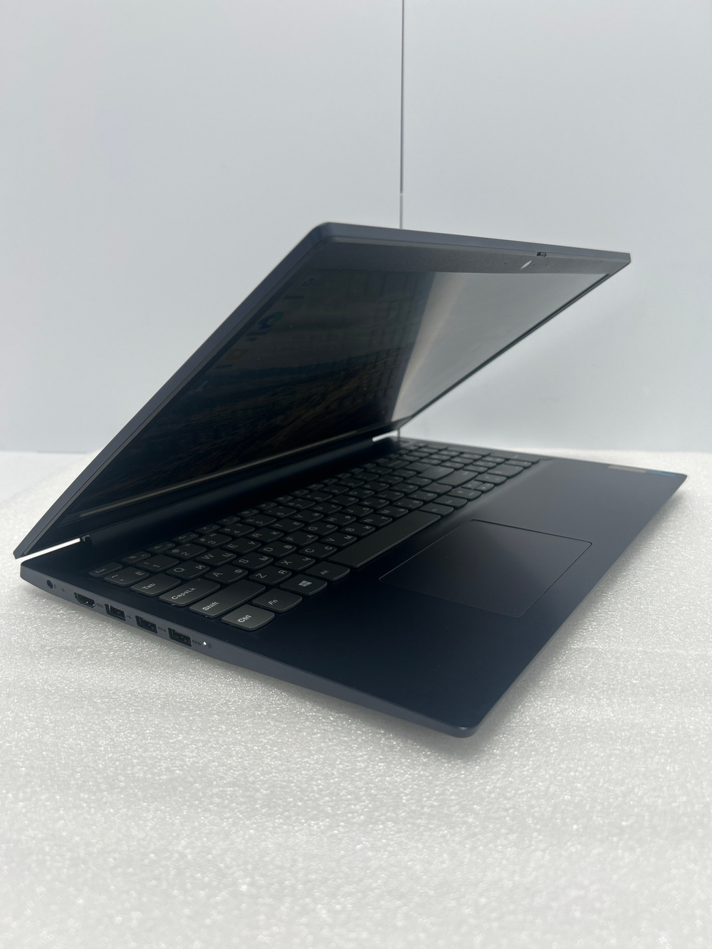 Ноутбук Lenovo IdeaPad 3 15ARE05 (81W40074RU), 15.6"/AMD Ryzen 3 4300U/RAM 8 GB/SSD 256 GB/AMD Radeon Graphics/1920x1080/IPS/Windows 11/Подсветка кл-ры нет/черный. Состояние: Уценка/прокручен topcase