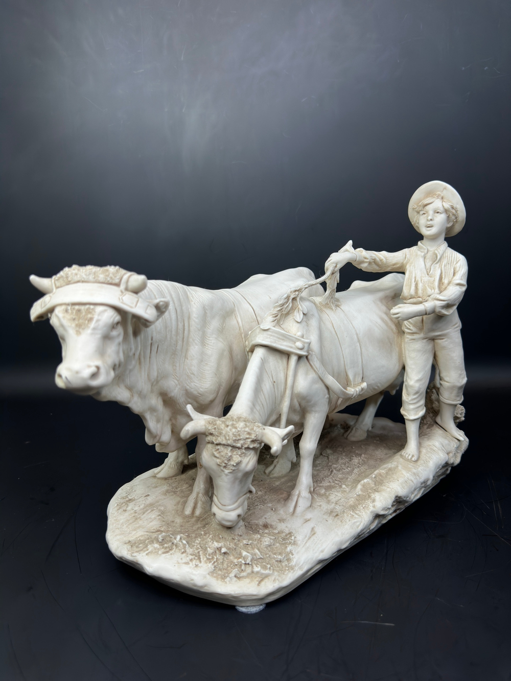 Фарфоровая композиция — Мальчик с коровами