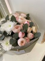 Авторский букет с хризантема, кустовая пионовидная роза и зелень эвкалипта в оформлении