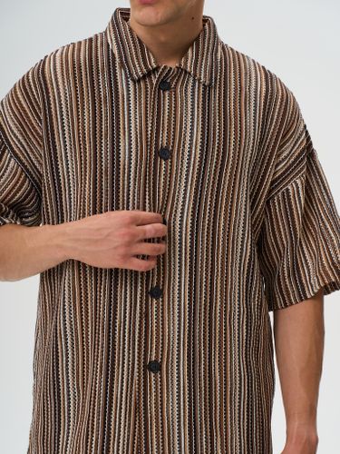 Вязаная коричневая рубашка с коротким рукавом