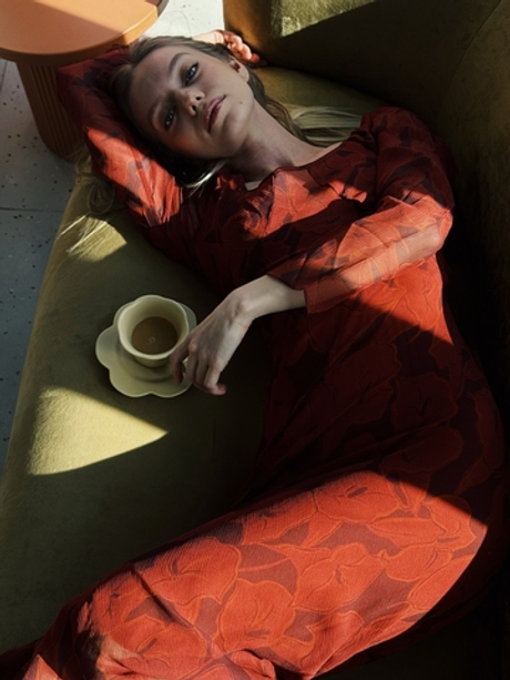 Темно-красное шелковое платье-макси с цветочным узором