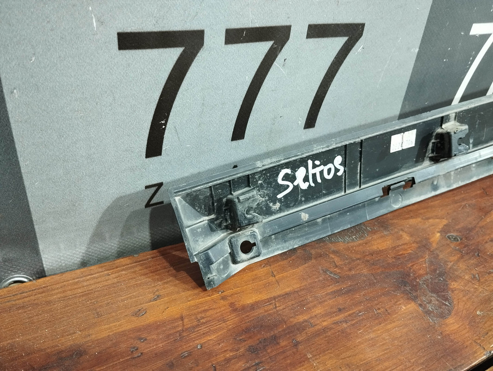 Накладка двери задней правой Kia Seltos 19-нв Б/У Оригинал 87734Q5010