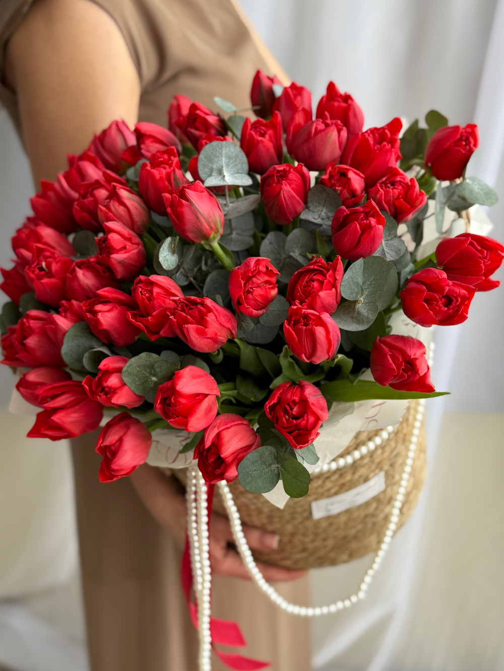 Роскошные пионовидные тюльпаны красного оттенка и эвкалипт в стильной корзине от Флора Маркет