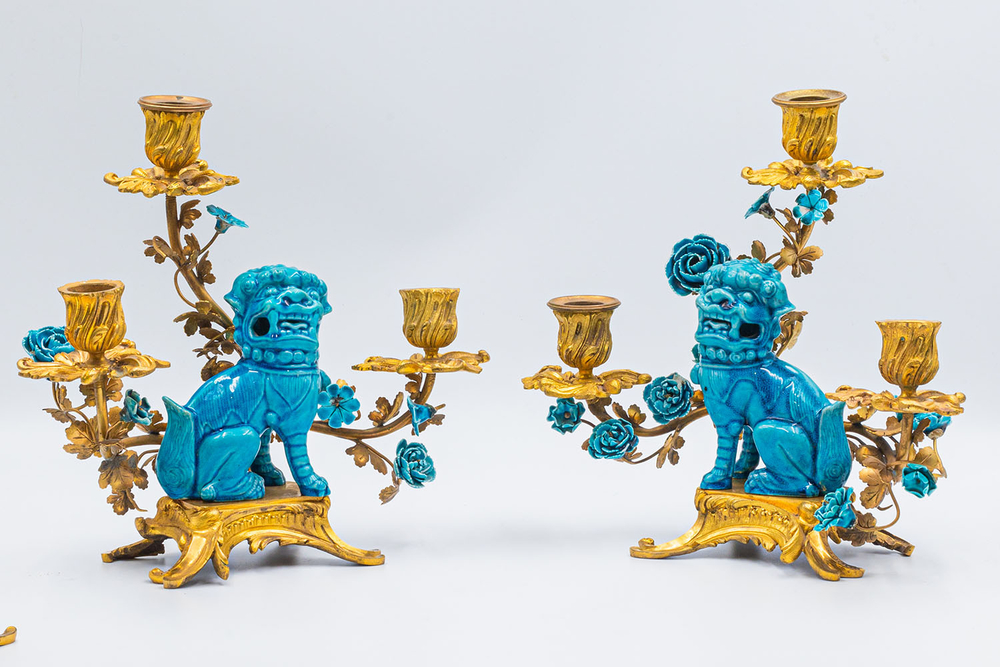 Каминный гарнитур. Часы и пара канделябров Людовика XV -Рокайль. Фарфор, бронза Франция. Кон.VIII в.