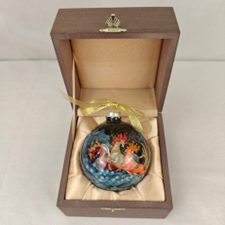Коллекционный елочный шар с круговой росписью "Тройка " в футляре
