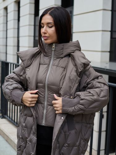 Удлиненный пуховик цвета хаки с манишкой-капюшоном