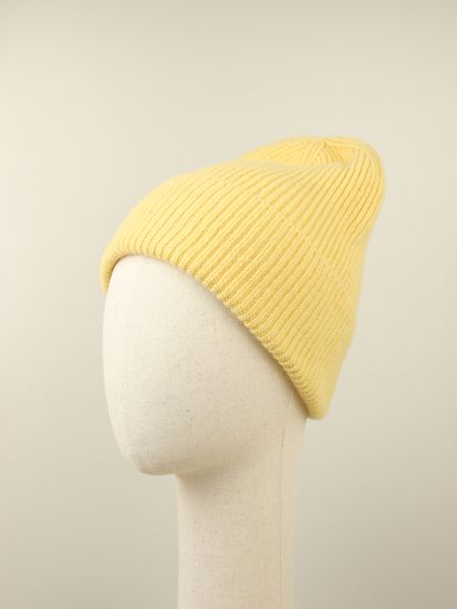 Шапка вязаная "Прогулка с корги", 100% шерсть ягнёнка, цвет светло-жёлтый.