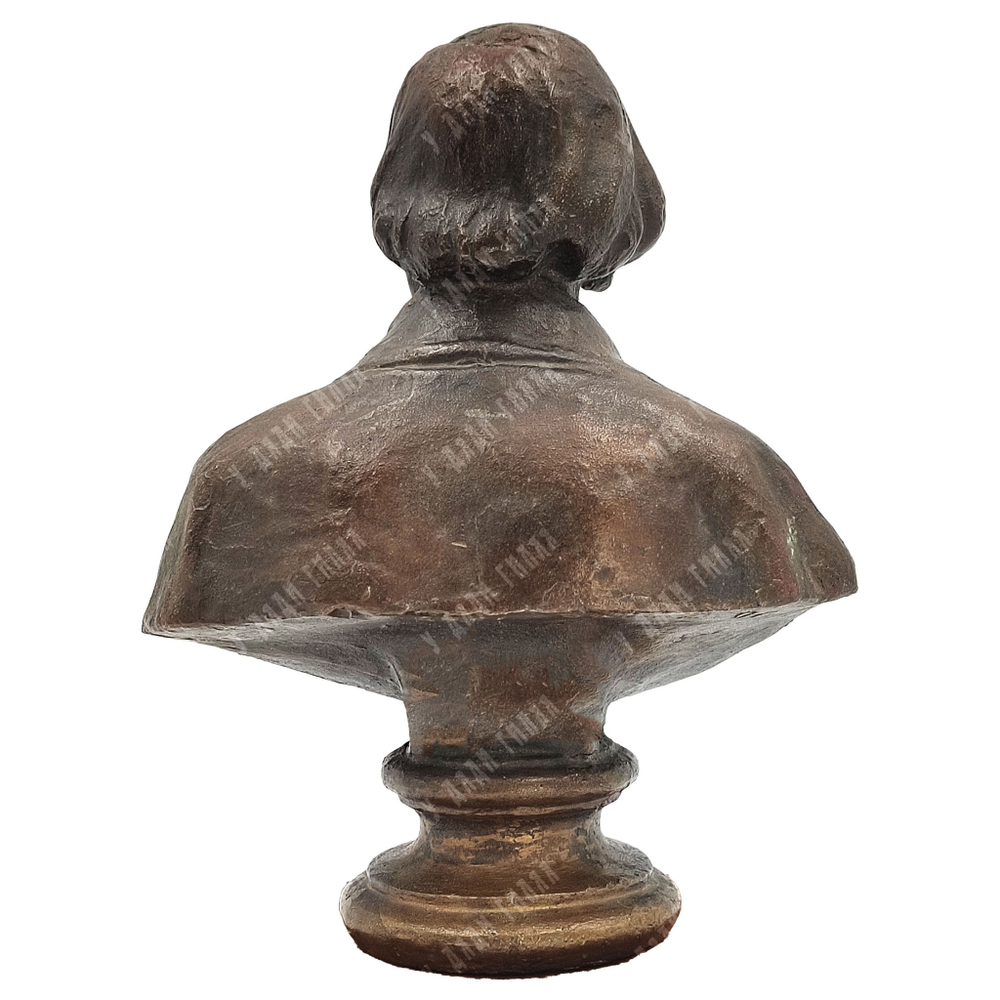Динес Ю. С. Бюст Н. В. Гоголя. Бронза, литьё. 1955 г.