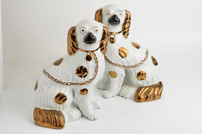 Пара керамических каминных собак с цепями и ошейниками, декорированные золотым люстровым покрытием