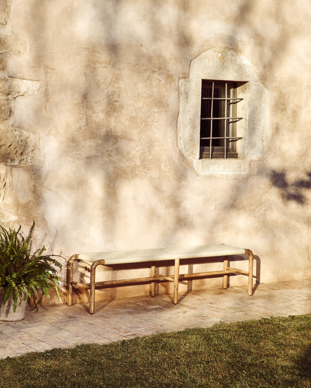 Скамейка Alipa из массива акации и веревки кремового цвета