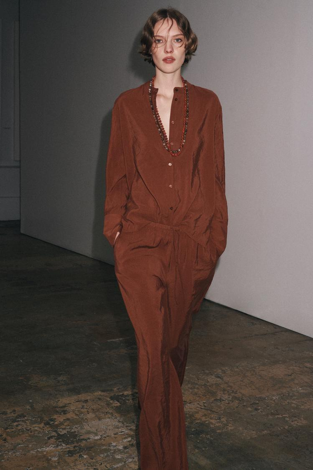 ZARA РУБАШКА ИЗ СТРУЯЩЕЙСЯ ТКАНИ — ZW COLLECTION, КАРАМЕЛЬНЫЙ