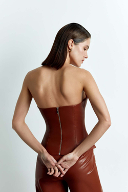 Удлиненный топ корсетного типа из эко-кожи с отстрочками