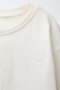ZARA БАЗОВАЯ ФУТБОЛКА С ВЫШИТЫМ СЕРДЦЕМ, ЭКРЮ