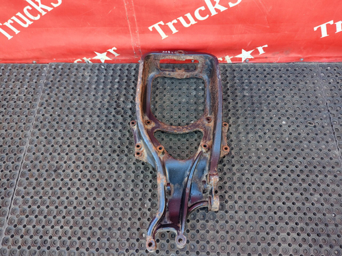 Кронштейн переднего амортизатора левый