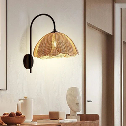 Настенный светильник с абажуром из ротанга создаёт мягкое тёплое освещение и уютную атмосферу.