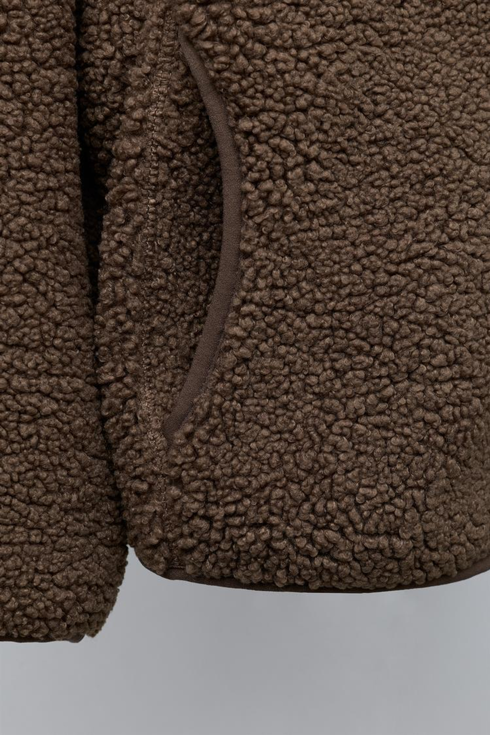 ZARA КУРТКА ИЗ ИСКУССТВЕННОЙ ОВЧИНЫ С КАПЮШОНОМ, КОРИЧНЕВЫЙ