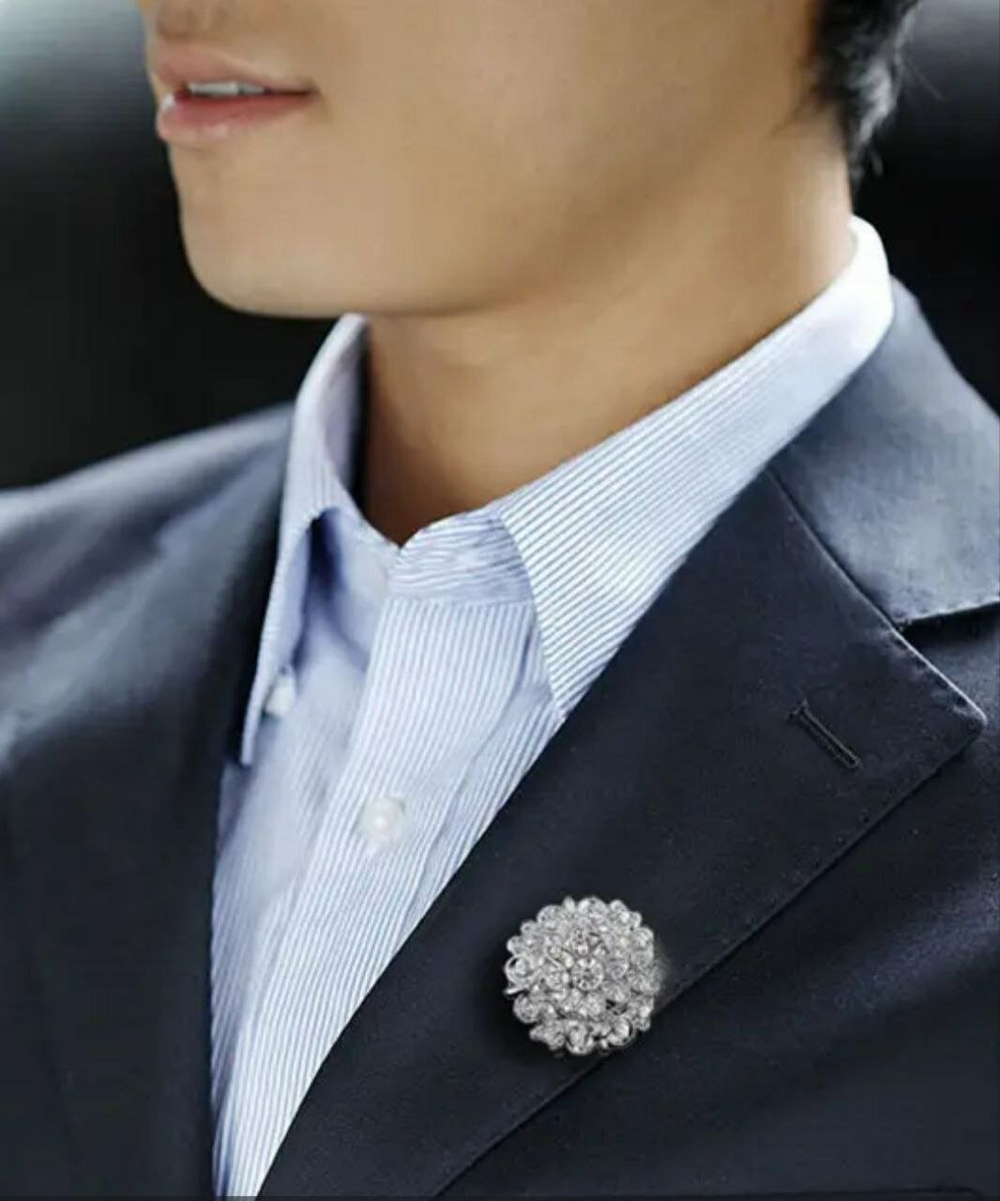 Брошка "Снежика" со стразами.