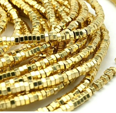 гшест31-з Гематит шестигранник 3*1мм, цвет - золото, нить 19см