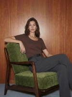 Футболка с глубоким вырезом