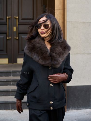 Черная куртка с воротником из лисы