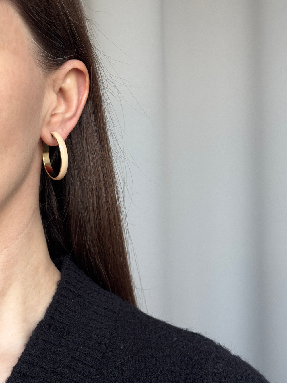 Серьги кольца с бежевой эмалью