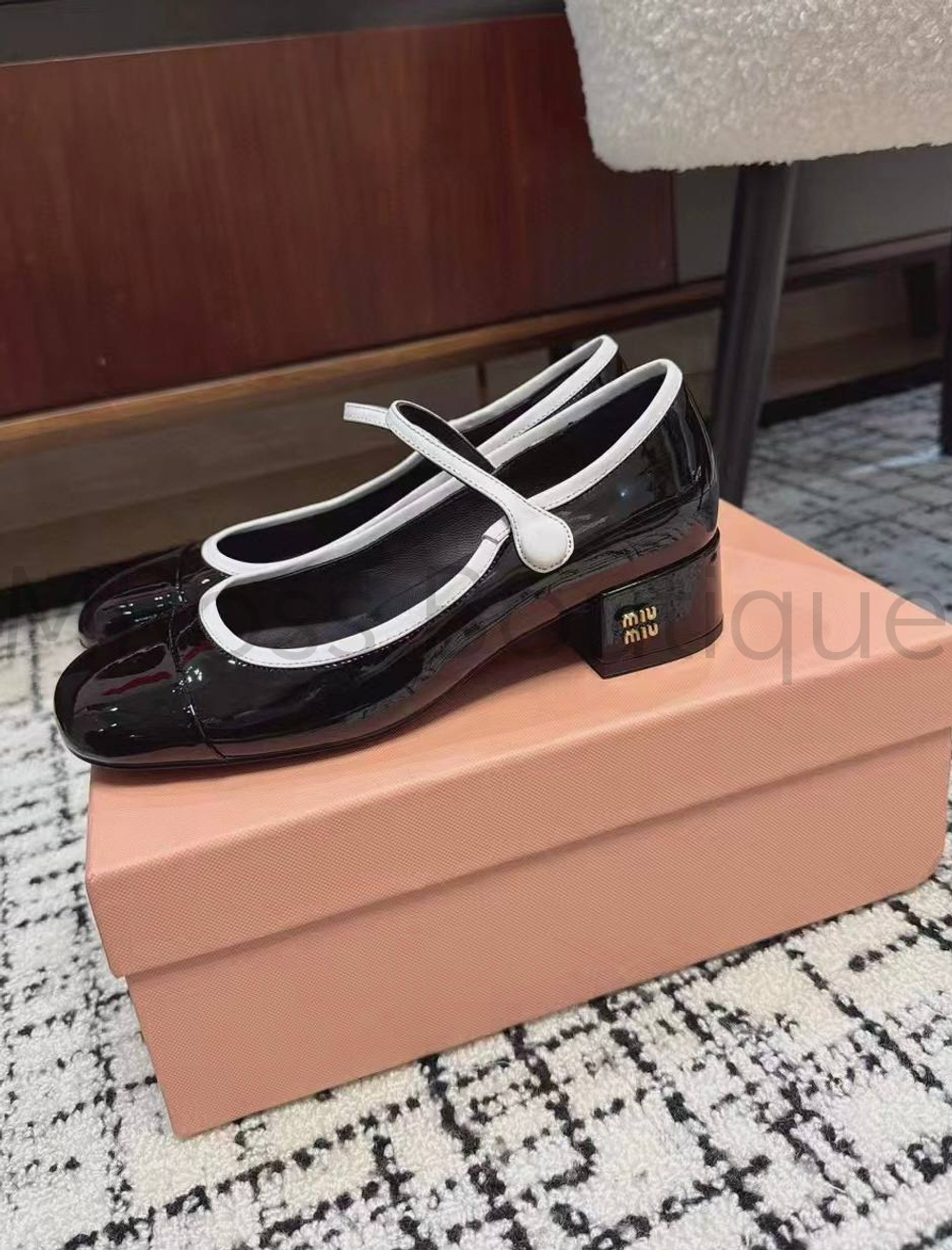 Женские туфли Miu Miu черного цвета с круглым носиком