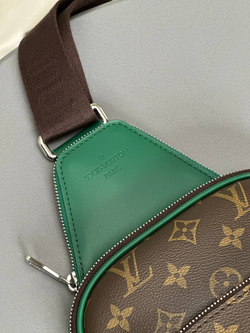 Сумка-слинг Louis Vuitton