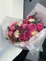 Букет из ярких кустовых пионовидных роз, диантусов и эвкалипта