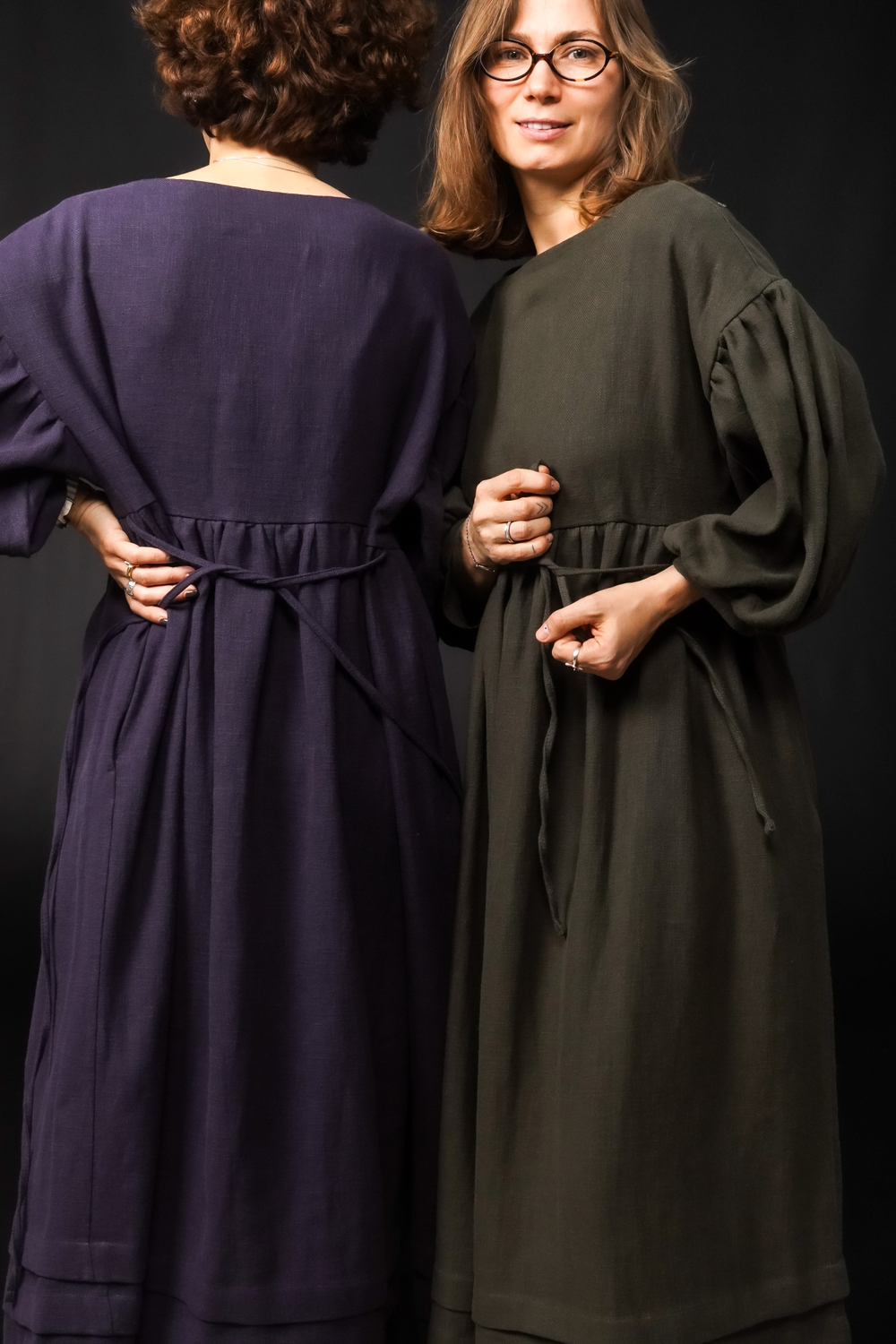 Платье оверсайз с декоративной обработкой на юбке из крапивы темно-синего цвета