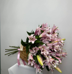 Лилии в плетенной сумочке