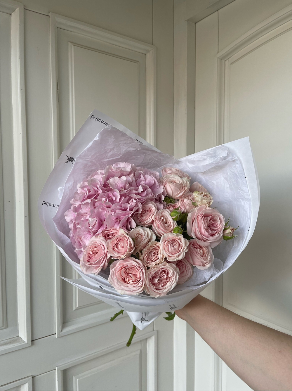 Букет розовая гортензия и кустовая пионовидная роза в оформлении