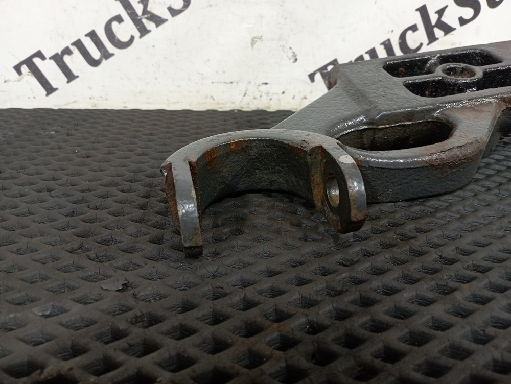 Кронштейн амортизатора переднего правый