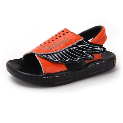 Сандалии с перфорацией и контрастной вставкой в виде крыльев