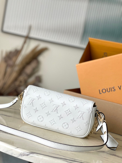 Louis Vuitton Ivy Wallet On Chain Bag