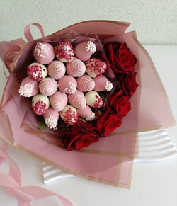 Букет из клубники в шоколаде и красных роз