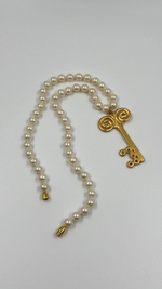 Кулон Ключ на «жемчужных» бусах Anne Klein