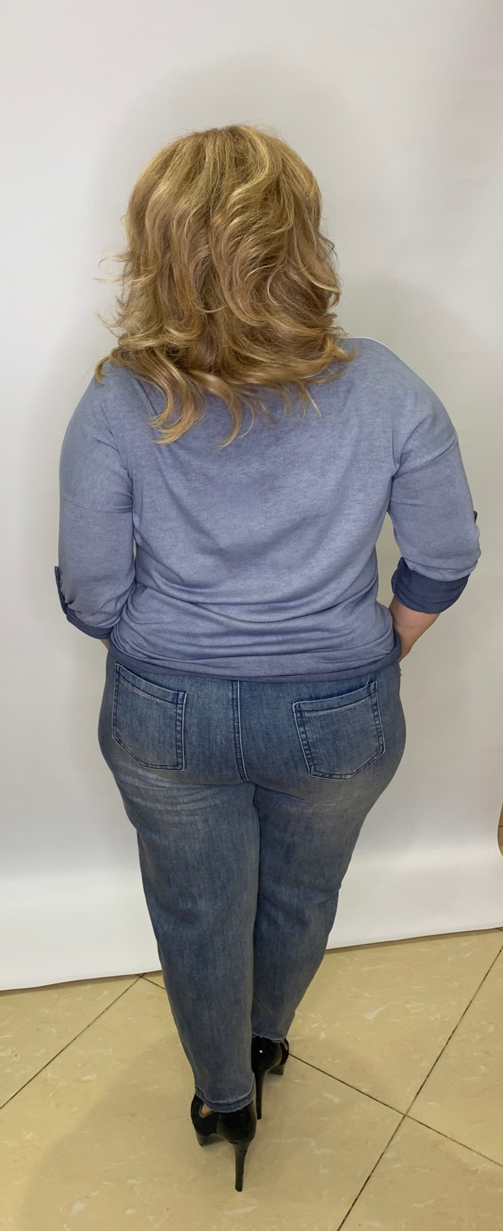 Синие джинсы-момы с выбелением и нашивками