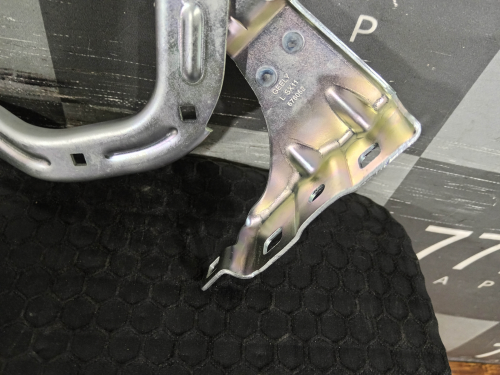 Петля капота левая Geely Coolray 19-нв Новая Оригинал 5032037600