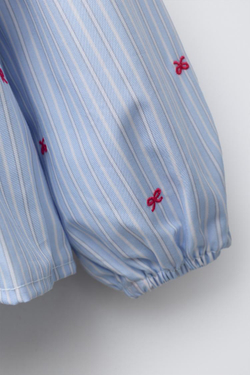 ZARA РУБАШКА С ВЫШИВКОЙ «БАНТЫ» И ТРИКОТАЖНЫЙ ЖИЛЕТ, ЭКРЮ/СИНИЙ