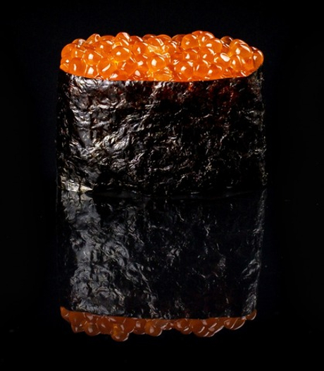 Гункан с лососевой икрой