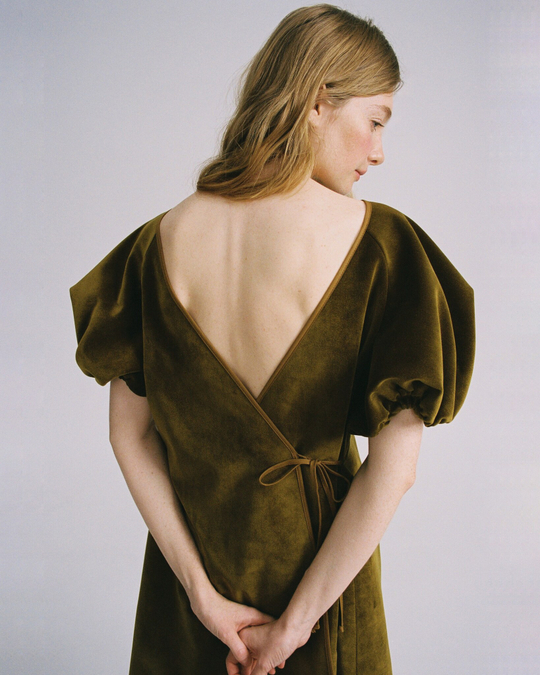 Платье с запахом на спине и рукавами-фонариками из бархата,"Оливки в мартини"