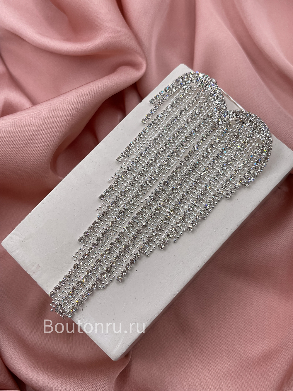 Брошь в форме сердечка с монилью и стразовой бахромой