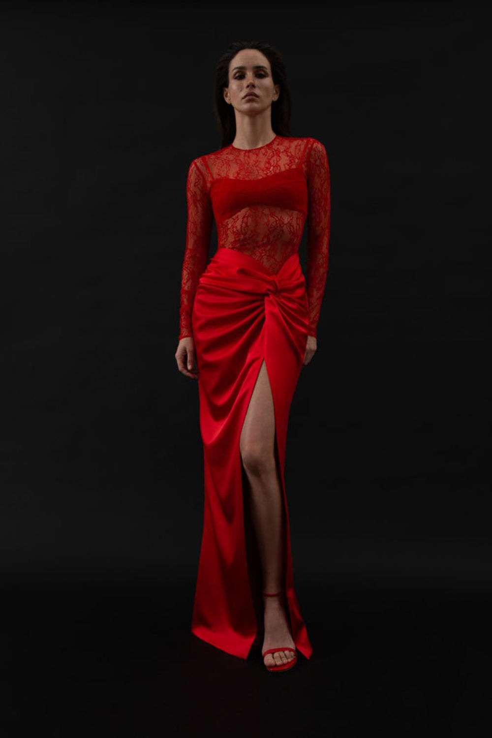 Платье макси драпированное из атласа и кружева с закрытым лифом