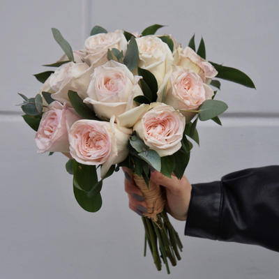 64. Букет невесты из ароматных роз White O’Hara с эвкалиптом