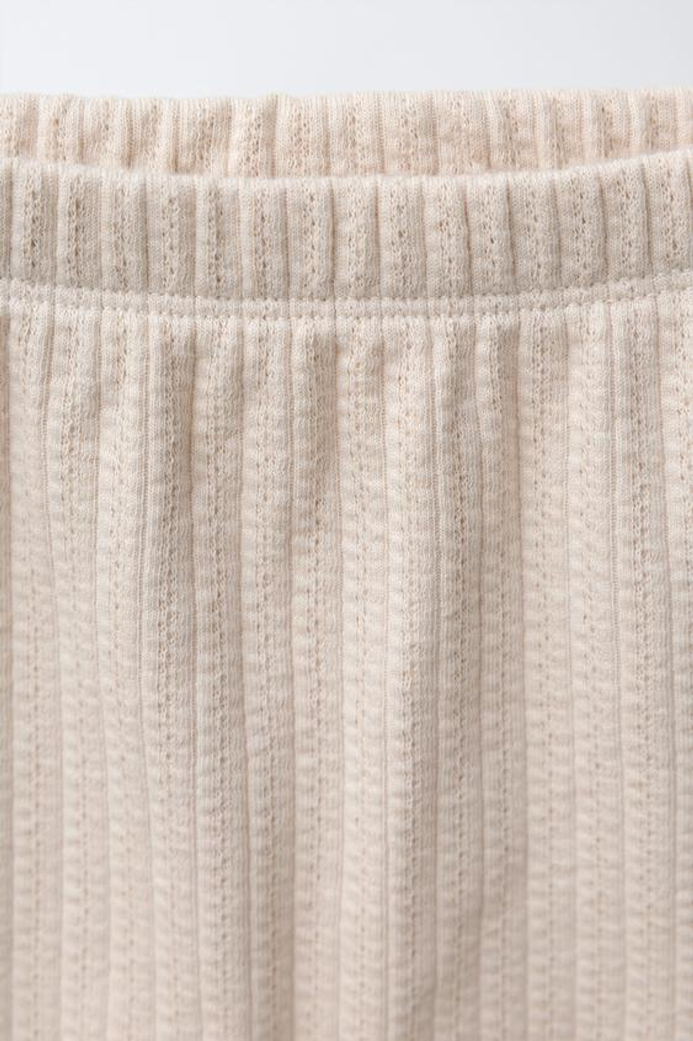 ZARA КОМПЛЕКТ ИЗ ФУТБОЛКИ И ЛЕГИНСОВ С РЕЛЬЕФНЫМ УЗОРОМ, ПЕСОЧНЫЙ