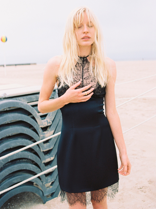 Платье мини из кружева с горловиной халтер