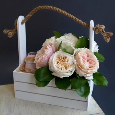 66. Композиция в деревянном кашпо со свечой