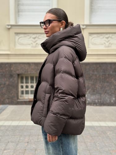 Шоколадный пуховик с капюшоном